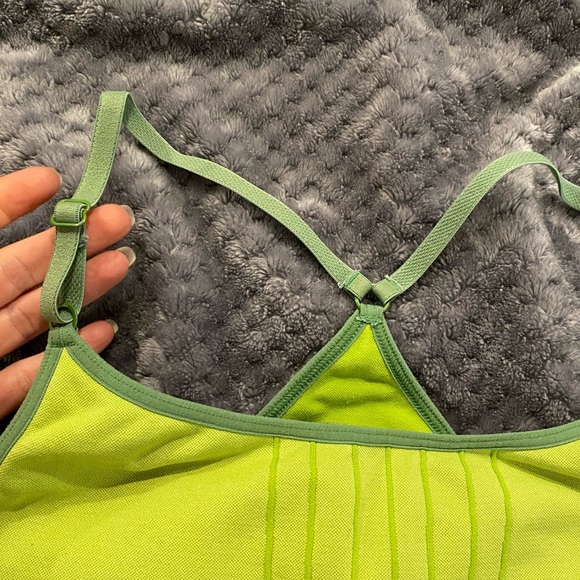 Adorable great condition Nike seamless green tank - Picture 3 of 7